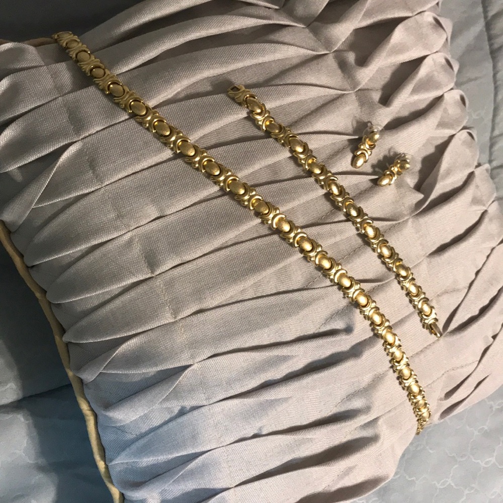 Gold tone set